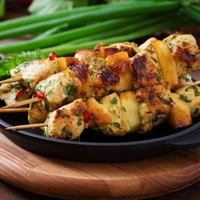 chicken-skewers-with-slices-apples-chili-min (1)